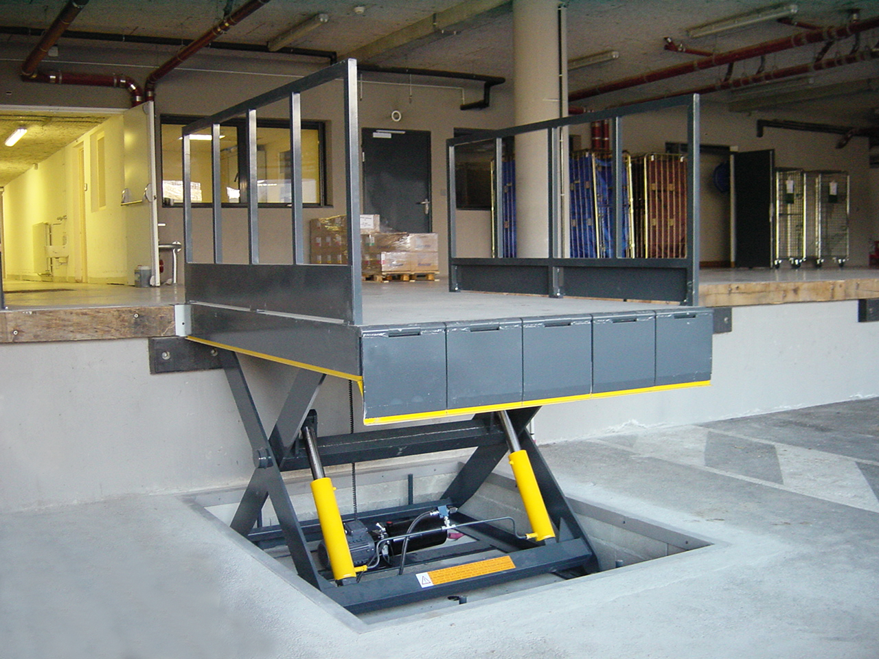 Scissor Lift Table with accessories