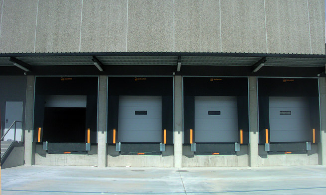Flush facade shelter | Inkema