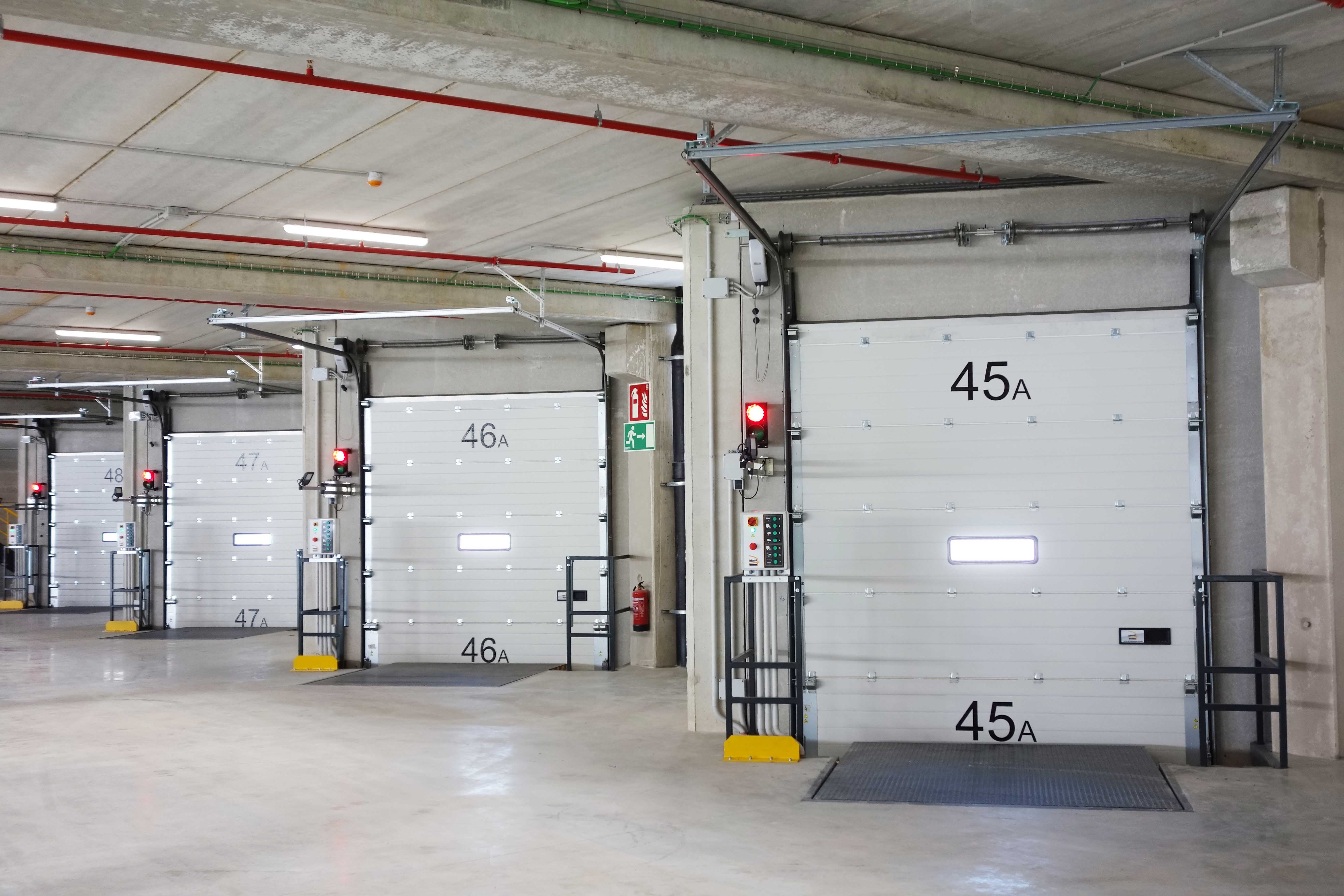 instalacion de muelle en puerta de aluminio.